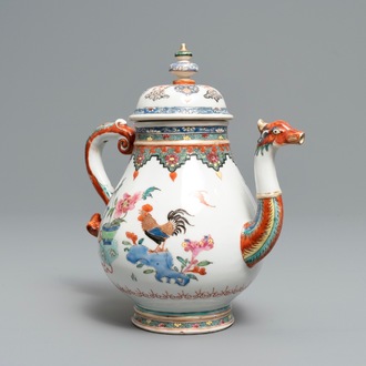 Een Chinese famille rose theepot met feniksvormige tuit, Qianlong