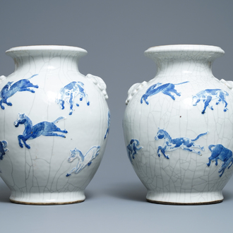 Een paar Chinese blauw-witte Nanking craquelé vazen met paarden, 19e eeuw