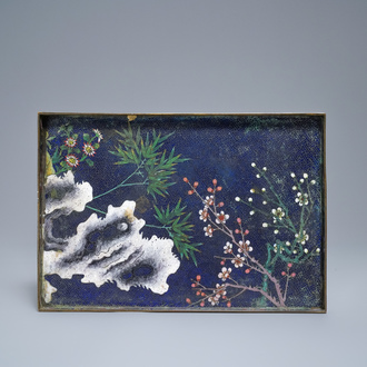 Een Chinees rechthoekig cloisonné dienblad, Qianlong/Jiaqing