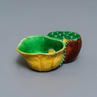 Een Chinese verte biscuit lotusvormige waterdruppelaar, Kangxi