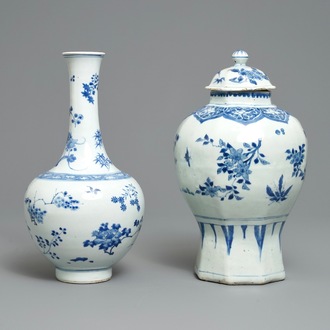 Twee Chinese blauw-witte vazen met floraal decor, Transitie periode