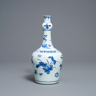 Een Chinese blauw-witte knobbelvaas met floraal decor, Transitie periode