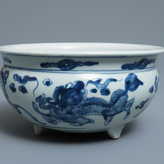 Een grote Chinese blauw-witte driepotige wierookbrander, Ming