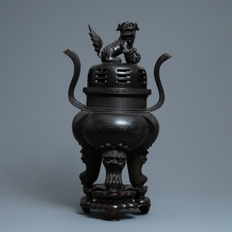 Een grote Chinese bronzen wierookbrander met deksel op houten sokkel, Ming