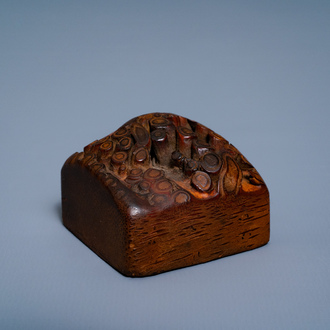 Een Chinese zegelstempel in bamboewortel, Republiek