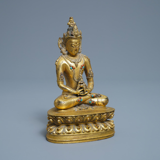 Een Chinese met koraal en turkoois ingelegde verguld bronzen figuur van Boeddha Amitayus, 18/19e eeuw
