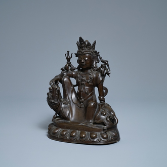 Een Chinese met zilver ingelegde bronzen figuur van Guanyin op een draak, Shisou merk, 18/19e eeuw