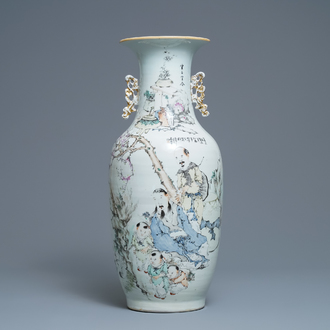 Een Chinese qianjiang cai vaas met figuren, 19/20e eeuw