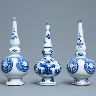 Drie Chinese blauw-witte sprenkelaars voor de Islamitische markt, Kangxi