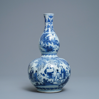 Een Chinese blauw-witte kalebasvaas met figuratief decor, Transitie periode