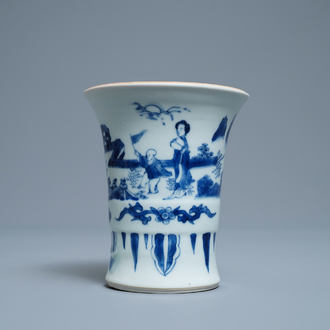 Een Chinese blauw-witte penselenbeker met figuren in een tuin, Transitie periode