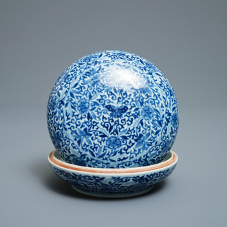Een Chinese blauw-witte dekseldoos voor zegelpasta met vlinders, Kangxi merk, 19e eeuw