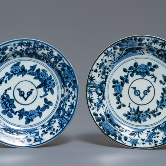 Een paar Japanse blauw-witte Arita borden met 'VOC' monogram, Edo, 17e eeuw