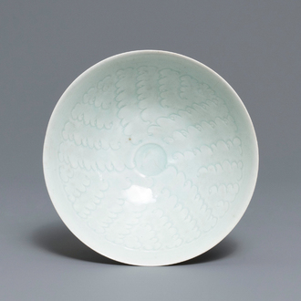 Een Chinese qingbai kom met onderglazuur decor, Song