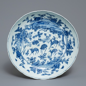 Een Chinese blauw-witte schotel met herten, vogels en insecten, Jiajing
