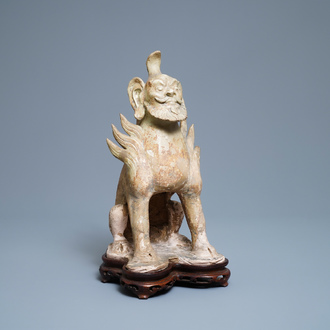Een Chinese stro-glazuur aardewerken 'aardgeest', Sui (581-617)