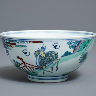 Een Chinese doucai kom met een aap en een hert, Chenghua merk, Kangxi