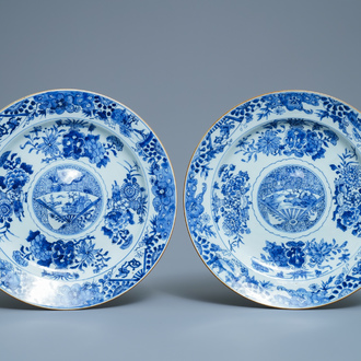 Een paar Chinese blauw-witte schotels met verhoogde ziel, Kangxi