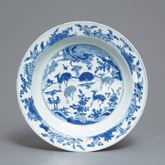 Een Chinese blauw-witte schotel met herten, vogels en een pad, Jiajing