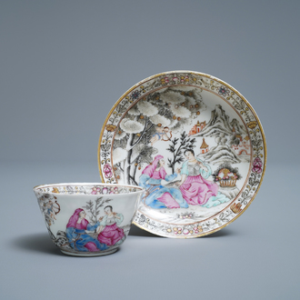 Een Chinese famille rose kop en schotel met een verliefd koppel, Qianlong