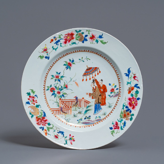 Een Chinese famille rose schotel naar Cornelis Pronk, 'De parasoldames', Qianlong