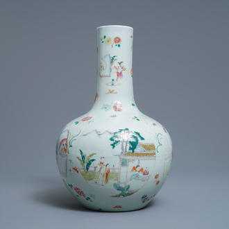Een Chinese famille rose vaas met figuratieve medaillons, Qianlong merk, 19e eeuw