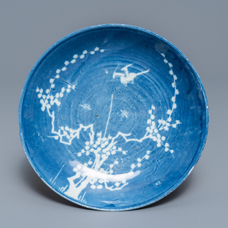 Een zeldaam Chinees wit-blauw 'spaartechniek' bord met een ekster bij prunusbloesems, Transitie periode