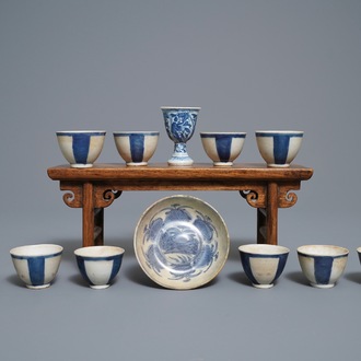 Dix tasses, un bol et un bol sur piedouche en porcelaine de Chine en bleu et blanc, épaves Hatcher et Vung Tao, époque Transition et Kangxi