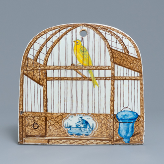 Een polychrome Delftse trompe l'oeil plaquette met een vogelkooi, 18e eeuw