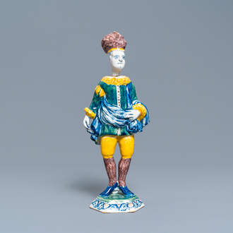 Een polychrome Delftse figuur van een acteur met knikkend hoofd, 1e kwart 18e eeuw