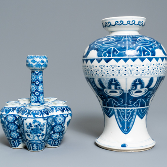 Twee Chinese blauw-witte vazen, 19e eeuw
