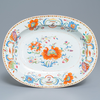 Een grote ovale Chinese famille rose 'Pompadour' schotel, Qianlong