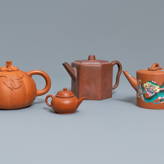 Vier Chinese Yixing steengoed theepotten met deksels, zegelmerken, 19/20e eeuw