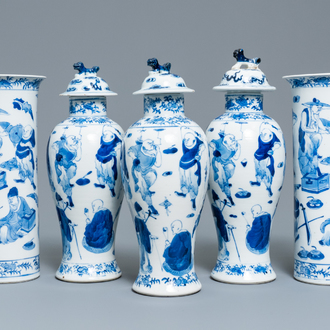 Een Chinees blauw-wit vijfdelig kaststel, Kangxi merk, 19e eeuw