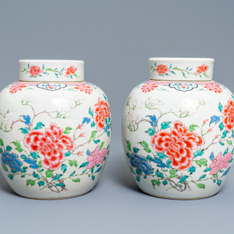 Een paar Chinese famille rose dekselpotten met floraal decor, Yongzheng