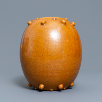 Een Chinese monochroom bruine pot met noppendecor, 19e eeuw