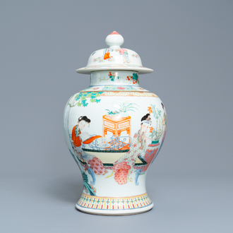 Een Chinese famille rose dekselvaas, 19/20e eeuw