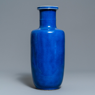 Een Chinese monochrome poederblauwe rouleau vaas, Kangxi