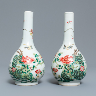 Een paar Chinese famille rose flesvormige vazen, 19e eeuw