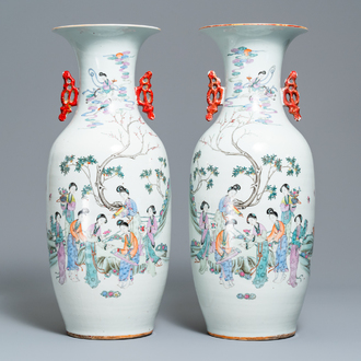 Een paar Chinese famille rose vazen met dames in een tuin, 19/20e eeuw