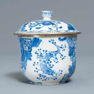 Een Chinese blauw-witte 'Bleu de Hue' dekselkom voor de Vietnamese markt, 19e eeuw
