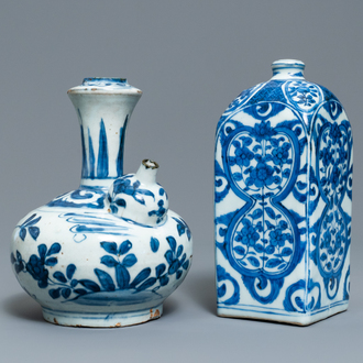 Een Chinese blauw-witte vierkante fles en een kendi, Ming