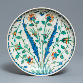 Een poIychrome Iznik schotel met floraal decor, Turkije, eind 16e eeuw