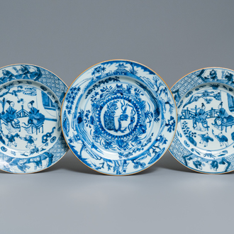 Een paar Chinese blauw-witte 'Cao zusters' borden en een bord met kostbaarheden, Kangxi