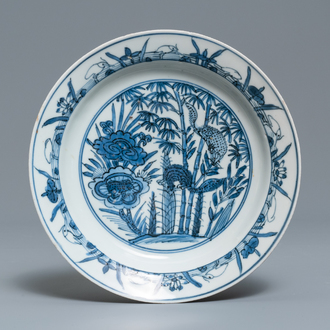 Een Chinees blauw-wit bord met eekhoorns en een kikker, Wanli