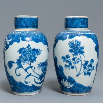 Een paar Chinese blauw-witte dekselvazen met floraal decor, Hatcher cargo scheepswrak, Transitie periode