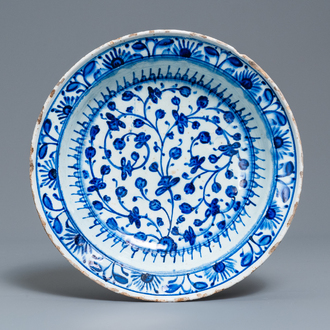 Een blauw-witte Iznik schotel met floraal decor, Turkije, eind 16e eeuw