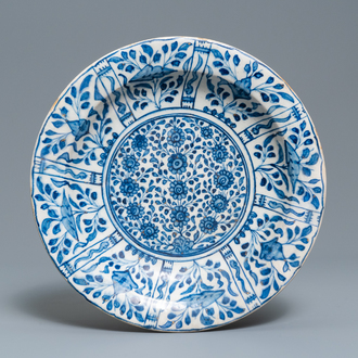 Een Perzische blauw-witte schotel met goud opgehoogd, Safavid, 17e eeuw