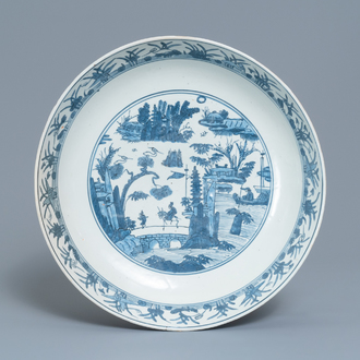 Een Chinese blauw-witte schotel met een landschap, Jiajing