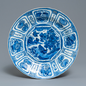 Een grote Chinese blauw-witte kraakporseleinen schotel met kwartels, Wanli